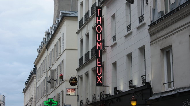La célèbre enseigne du Thoumieux, au 79 rue Saint-Dominique dans le 7ème arrondissement parisien