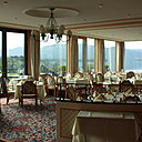 La grande salle de restaurant avec sa vue incroyable sur le lac et les montagnes