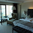 L'une des chambres de l'hôtel, toutes avec balcon et vue sur les montagnes