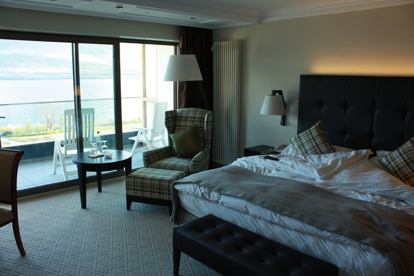 L'une des chambres de l'hôtel, toutes avec balcon et vue sur les montagnes