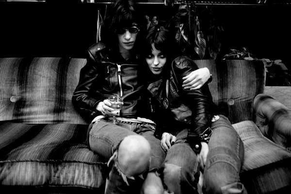 Cliché d'Alain Dister, Joey Ramone et Gaye Advert, Londres, 1978.