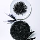 Duo d’assiettes « Caviar » : pour vivre avec humour et légèreté.