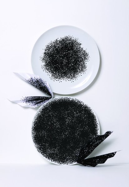 Duo d’assiettes « Caviar » : pour vivre avec humour et légèreté.