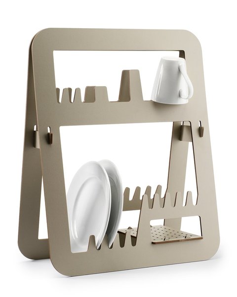 Le designer Ernest Perera invente l’égouttoir Aurea pour la marque de design Delica. Vertical, tout de bois compressé imputrescible, cet égouttoir ne prend pas de place et participe à la déco de votre cuisine.