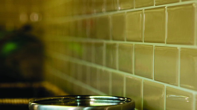 La dimension moyenne des plaques est de 26 x 26 cm. De 7,49 à 9,99 € pièce. Smart Tiles.