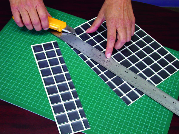 Première étape, couper la plaque aux dimensions voulues.Smart Tiles