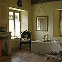 Élégance de la baignoire en marbre blanc où vous vous glisserez dans une douce infusion d’eau thermale