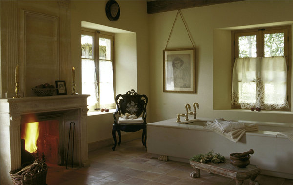 Élégance de la baignoire en marbre blanc où vous vous glisserez dans une douce infusion d’eau thermale