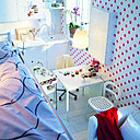 Quand on a moitié moins de surface, il faut démultiplier sa fonctionnalité, exploiter toutes les places perdues et apprendre à cloisonner en conjuguant charme, confort et personnalité. Fi de la frustration et de la contrainte budgétaire, la gymnastique d’aménagement redevient « plaisir ».