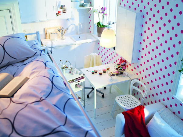 Quand on a moitié moins de surface, il faut démultiplier sa fonctionnalité, exploiter toutes les places perdues et apprendre à cloisonner en conjuguant charme, confort et personnalité. Fi de la frustration et de la contrainte budgétaire, la gymnastique d’aménagement redevient « plaisir ».