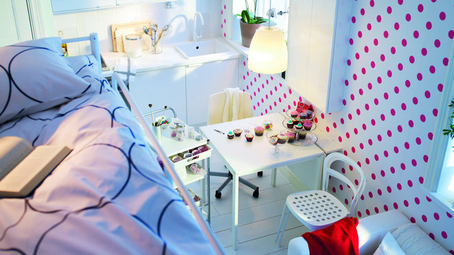 Quand on a moitié moins de surface, il faut démultiplier sa fonctionnalité, exploiter toutes les places perdues et apprendre à cloisonner en conjuguant charme, confort et personnalité. Fi de la frustration et de la contrainte budgétaire, la gymnastique d’aménagement redevient « plaisir ».