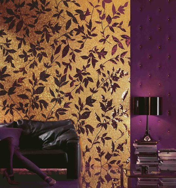 Revêtement de mur aux feuilles d’automne sur fond or. Modèle Zaira de la collection Calibri chez Sicis..