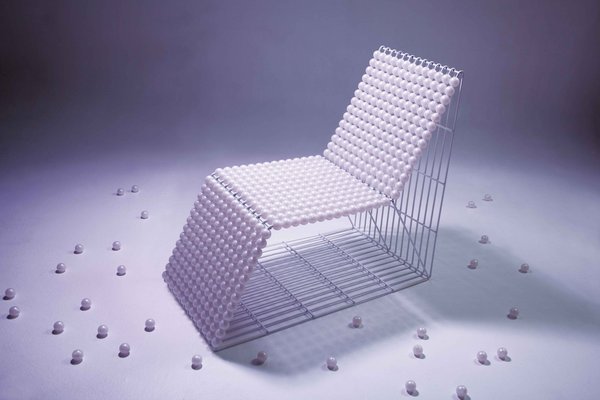 Le fauteuil perle : une parure royale pour une détente luxueuse. Métal blanc recouverte de 494 perles nacrées. Prix indicatif : 1690 €.