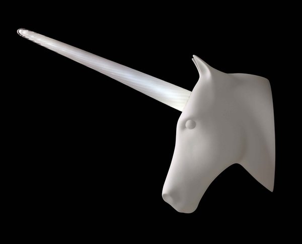 Lampe licorne : inspiré par l’univers de Jean Cocteau et la symbolique de pureté, de grâce et de force de l’animal fantastique, Jean-Claude Cardiet a conçu cette tête de licorne en applique pour nous faire entrer dans un univers merveilleux. Tête réalisée en porcelaine de Limoges. Corne en opaline recouverte d’un verre torsadée soufflé bouche. Prix indicatif : 1290 €.
