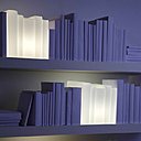 Lampe biblio : cinq livres en verre dépoli illuminent les bibliothèques peu éclairées et invitent au repos. Prix indicatif : lumière blanche : 250€ et système LED multicolore (fourni avec télécommande) : 295 €.