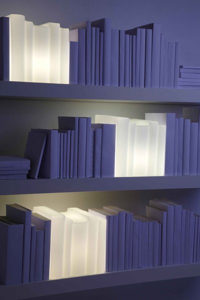 Lampe biblio : cinq livres en verre dépoli illuminent les bibliothèques peu éclairées et invitent au repos. Prix indicatif : lumière blanche : 250€ et système LED multicolore (fourni avec télécommande) : 295 €.