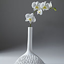 Soliflore Ciel et Terre en porcelaine de Limoges mate s’inspirant du monde végétal et prenant racine dans notre intérieur. Prix indicatif : 390 €.