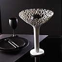 Photophore Ciel et Terre : il accueille le feu dans sa coupe en dentelle. Prix indicatif : 390 €.