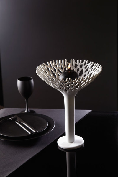 Photophore Ciel et Terre : il accueille le feu dans sa coupe en dentelle. Prix indicatif : 390 €.