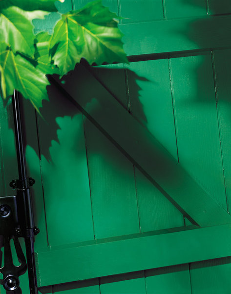 Repeindre ses volets n’est pas une activité réservée aux professionnels, alors à vos pinceaux !
Peinture verte Tollens.