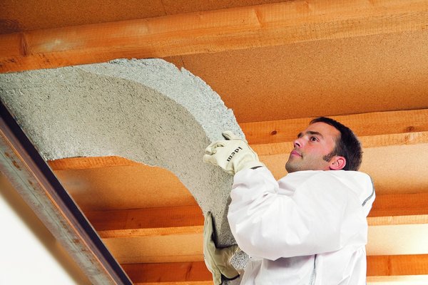 Isolation d'un plafond avec de la ouate de cellulose. UniverCell par Soprema