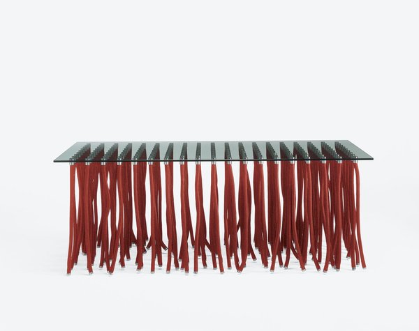 Cappellini joue la carte de l’originalité avec cette table imaginée par le designer Rosso.