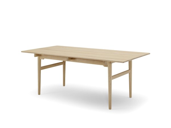 L'art du designer Hans J.Wagner pour cette table en bois clair, créee, 1982 et éditée par Carl Hansen&son. Simplicité, fonctionnalité et esthétique alliées.
