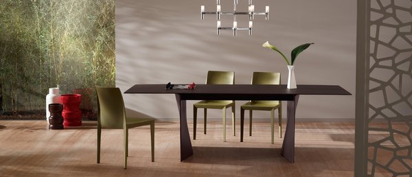 La table Palio, dessinée par Ludovica et Roberto Palomba pour Poltrona Frau, est en fibre de bois et contreplaqué en frêne teinté wengé. Le mouvement original des lignes et l'arrondi aux angles s'accompagne d'une alternance de lumière et d'ombre qu'exalte le revêtement en cuit, travaillé et enrichi par d'élégantes coutures.