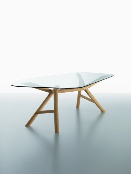 Une table moderne et végétale: un piétement en hêtre surmonté d'un plateau de verre au contour organique. Table Otto créée par Paolo Cappello pour Miniforms.
