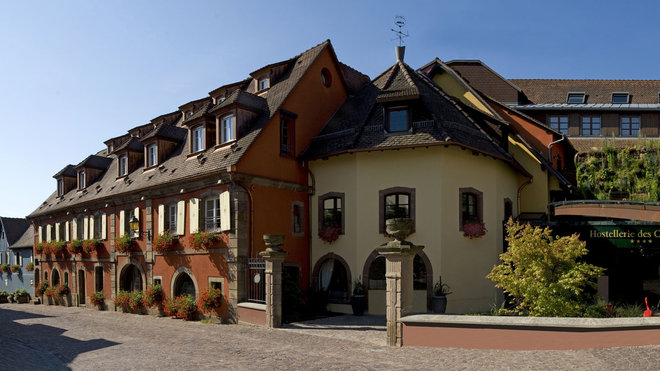 La simple maison de maître du XVIIème siècle d'abord convertie en chambres d’hôtes, puis agrandie et transformée en hôtellerie luxueuse La simple maison de maître du XVIIème siècle d'abord convertie en chambres d’hôtes, puis agrandie et transformée en hôtellerie luxueuse