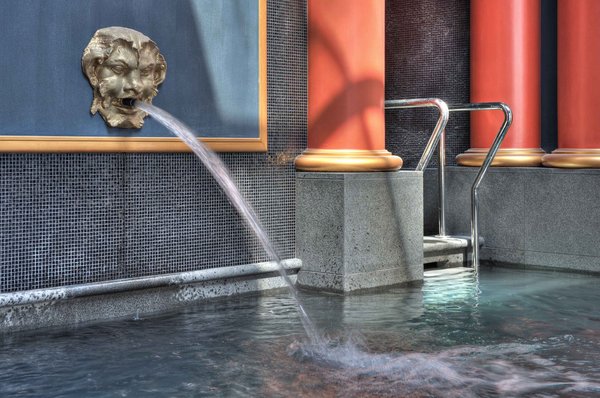 Les coloris fétiches du décorateur Jacques Garcia se déclinent en élégantissimes marbres, mosaïques et pierres sombres