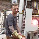 Jeremy Maxwell Wintrebert est un souffleur de verre qui a su allier technique et créativité.