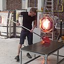 Le souffleur de verre fabrique et dessine à l'aide de son chalumeau.