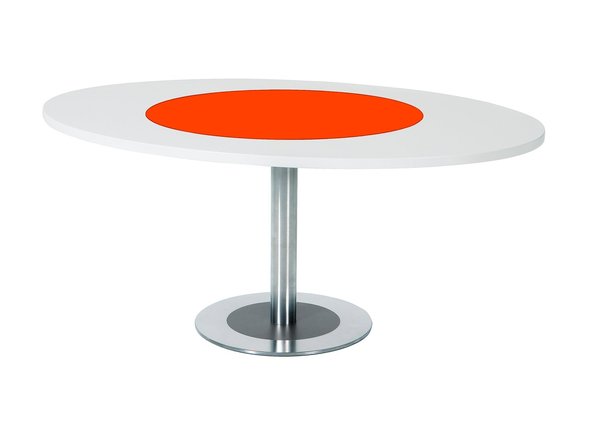 Une table bicolore. En MDF laqué mat, elle se compose d’un plateau central et d’un anneau extérieur rond ou ovale à associer. H 73 x L 170 x P 90/130 cm. A partir de 2388 €. Design Arik Levy. Editeur Desalto. Table 4TO8 chez Meubles et Fonction. www.meublesetfonction.com