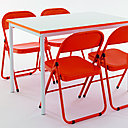 Un aménagement à petit prix. En acier laqué époxy. La chaise pliante L 46,5 x H 78 x P 45 cm : 7,95 € pièce. La table rectangulaire en panneaux MDF mélaminés L 110 x H 76 x P 70 cm : 43,20 €. America. Fly. www.fly.fr