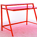 A l’heure de la rentrée, un bureau en verre trempé et acier laqué époxy. L 120 x H 87 x P 65 cm. 119 €. Recty. Fly. www.fly.fr