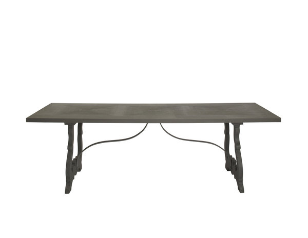 Paola Navone revisite le baroque à travers cette table rectangulaire, éditée par  Bleu comme Bleu.