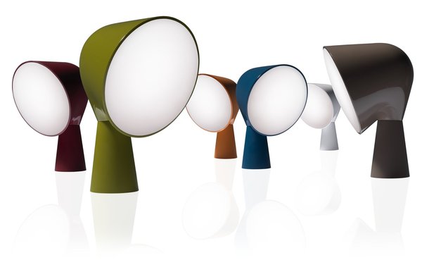 La lampe Binic, par Foscarini, dispose d'une structure en aluminium et d'un diffuseur en polycarbonate blanc, qui projette la lumière vers le bas, pour un éclairage diffus et homogène.