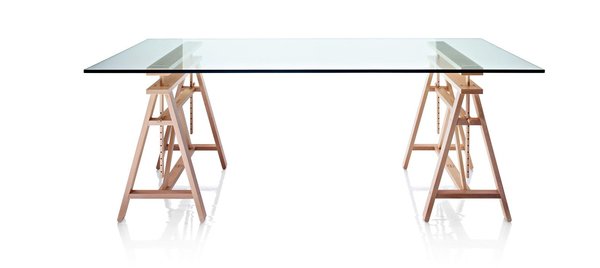 Teatro est une nouvelle version des tables à dessins avec ses robustes tréteaux en bois (hêtre naturel). Le designer Marc Berthier l'a dessinée pour Magis, qui recherche l'originalité à travers le mélange de matériaux.