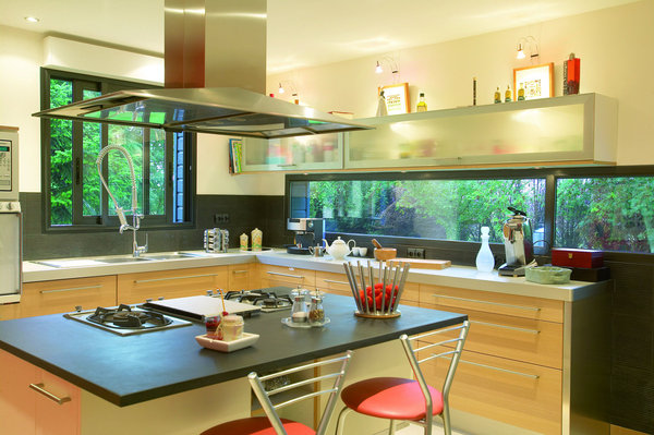 Les fenêtres en aluminium, utilisées pour aménager votre cuisine, figurent au sein de la collection Emotion, dans la partie "aluminium" du catalogue.