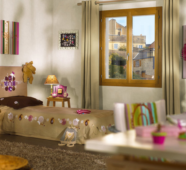 La ligne Hermine, avec des réalisations basées sur l'utilisation du chêne naturel, s'avérera idéale pour figurer dans une chambre à coucher.