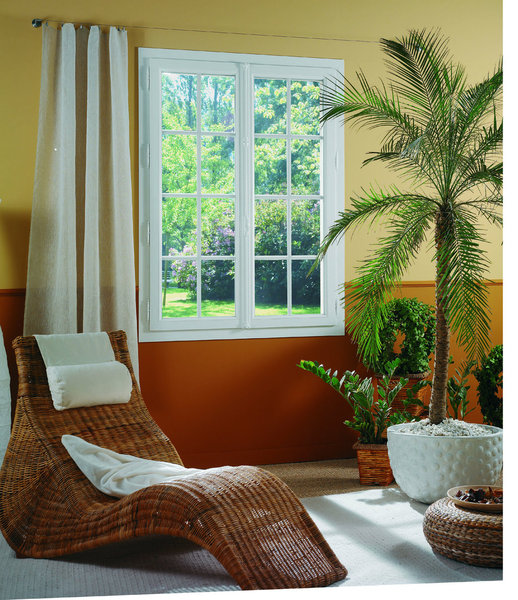 La ligne Diane figure dans ce nouveau catalogue, avec différents modèles de fenêtres en PVC blanc.