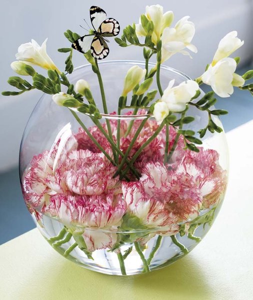 Les bouquets composés d'oeillets et d'autres fleurs savamment mariées, et placées dans un vase, constitueront un plan de décoration plein de superbe.