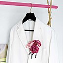 De jour comme de nuit, pour sortir, arborez un oeillet boutonnière pour vous démarquer instantanément.