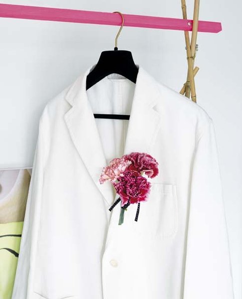 De jour comme de nuit, pour sortir, arborez un oeillet boutonnière pour vous démarquer instantanément.