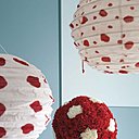 Les plus manuels d'entre vous suspendront des fleurs d'oeillet au bout d'un fil, à la manière d'un lampion.