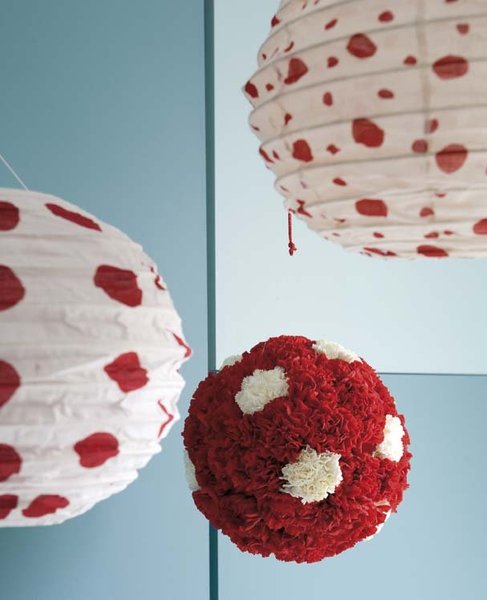 Les plus manuels d'entre vous suspendront des fleurs d'oeillet au bout d'un fil, à la manière d'un lampion.