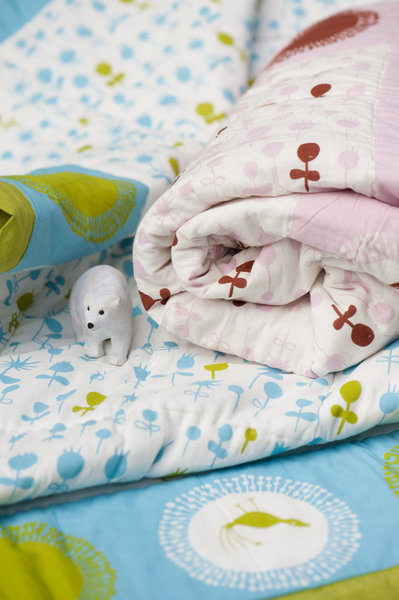 Parure de lit, gigoteuse ou encore couverture, les collections Batchi Batcha sont en popeline de coton biologique, une matière toute douce et confortable.