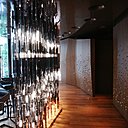 Les murs de lumières du bar