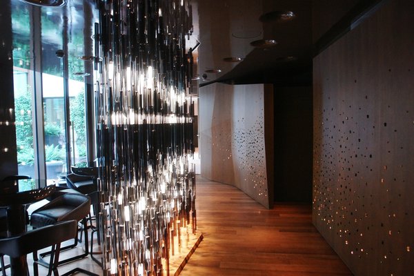 Les murs de lumières du bar